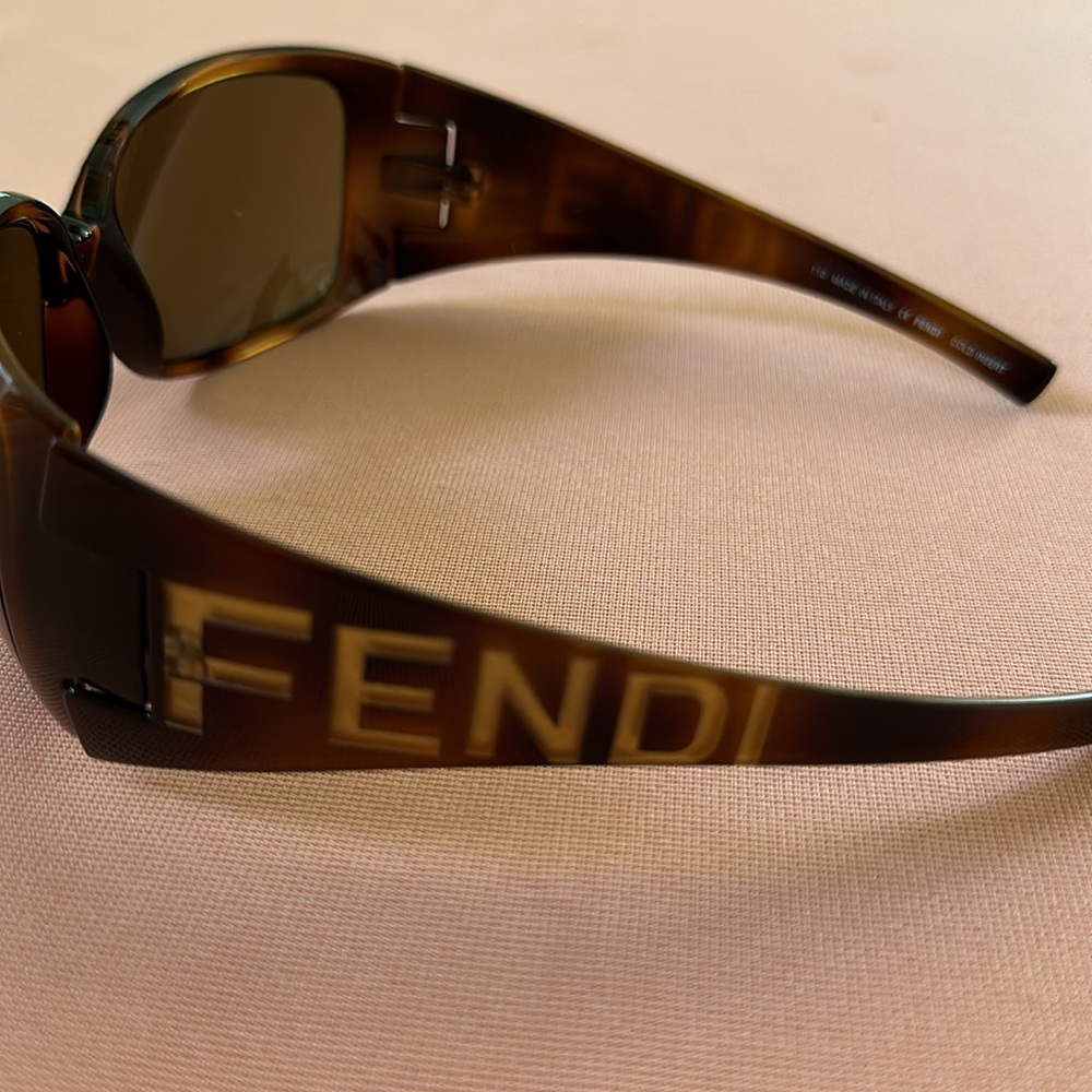 New Fendi Oversized Brown/Gold Sunglasses. - Picture 7 of 10